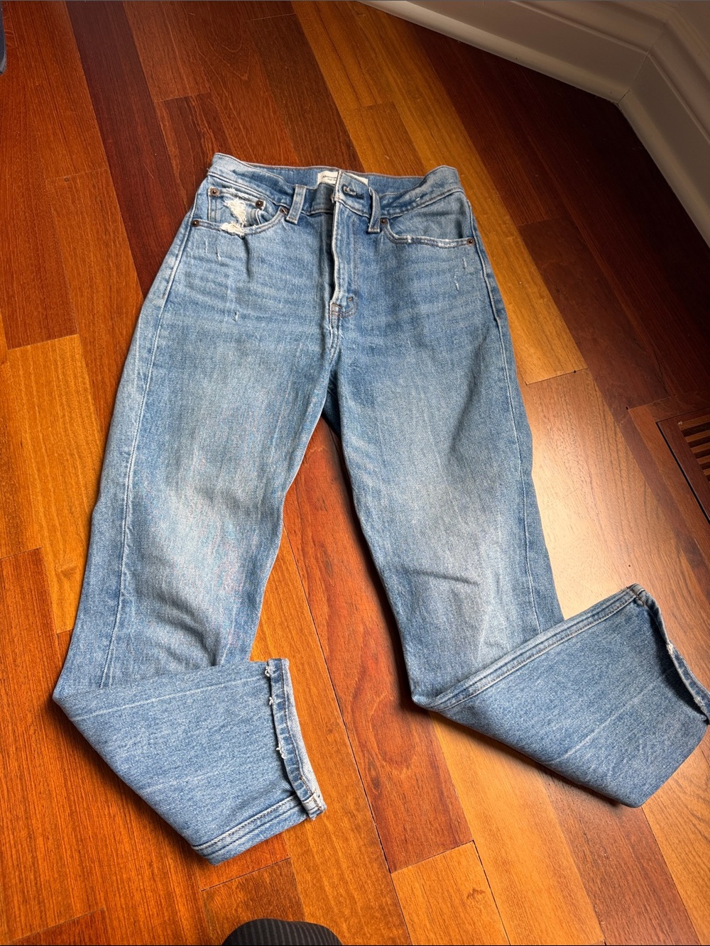 Abercrombie & Fitch 24s high rise mom Jeans